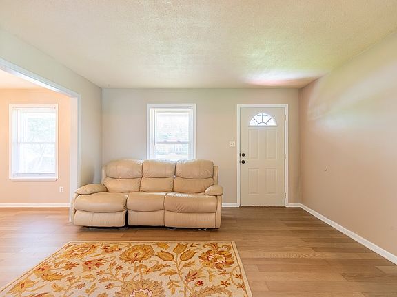2nd image of 4007 Oak Dr