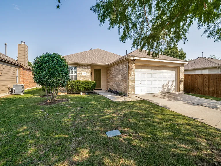 1109 Alexandria Dr — Photo 2