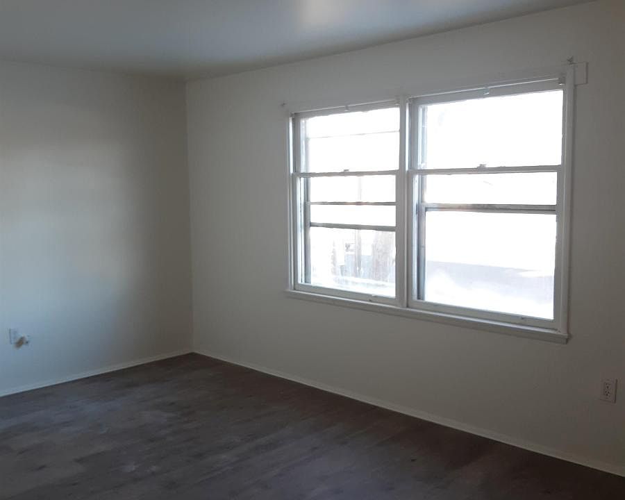 1st image of 527 Holbrook Dr #527