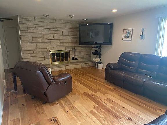 3rd image of 480 S Prairie St