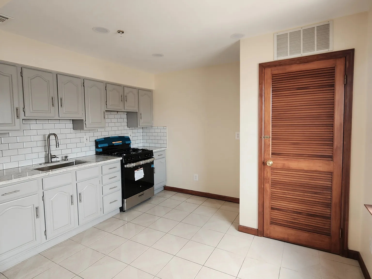 2 bed, 700 sqft, $1,900 — Photo 3