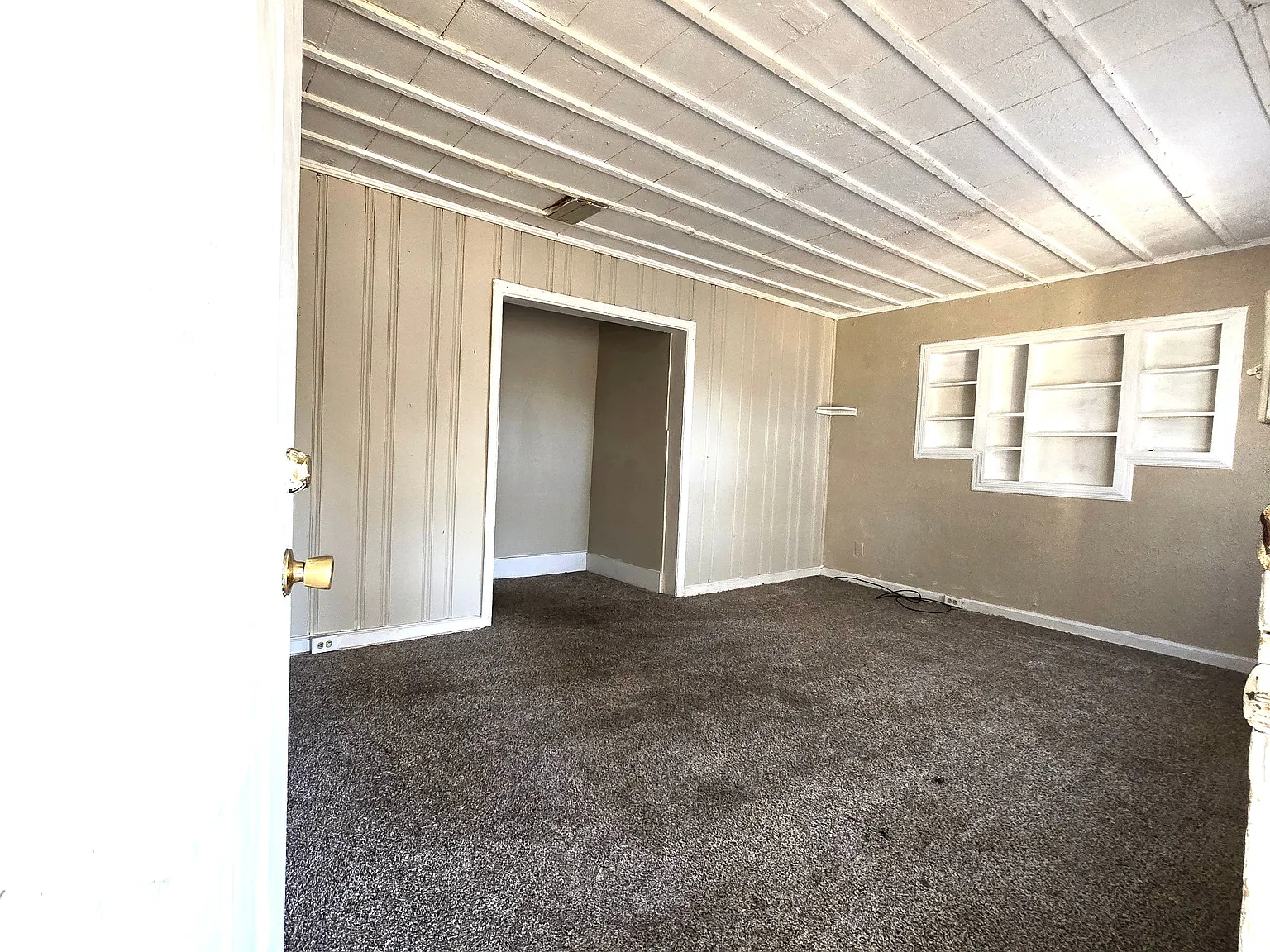 3 bed, 1112 sqft, $900 — Photo 2