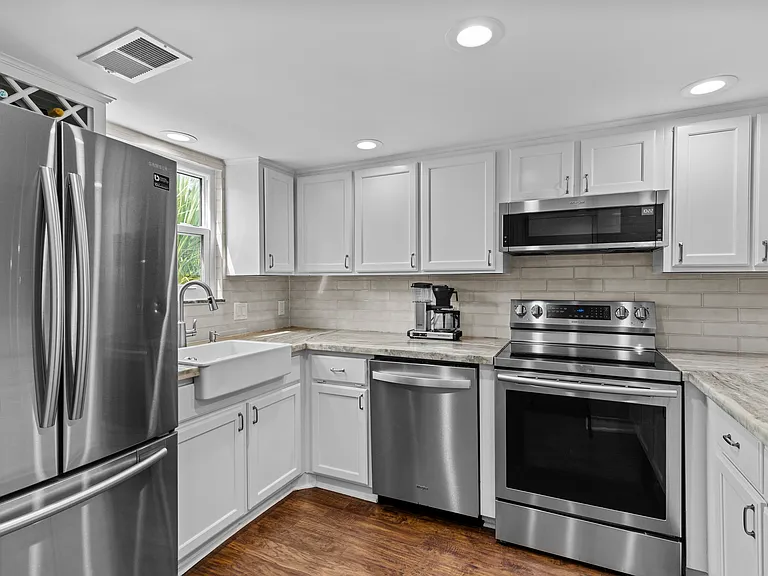 209 Myra St — Photo 11