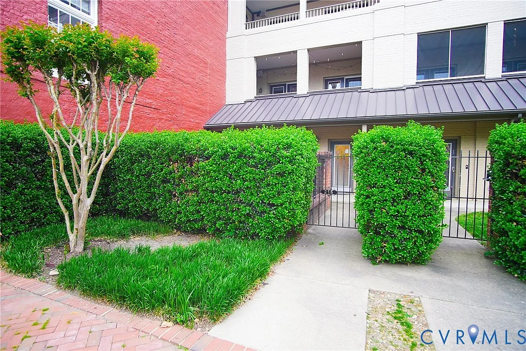 3 bed, 1.0 bath, 1338 sqft, $2,700 — Photo 2