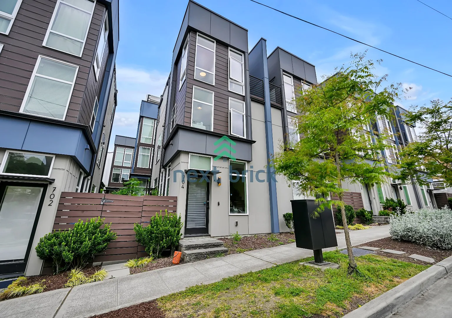 "Spacious 2 Bedroom, 2 bathroom in Prime Seattle Location!" — Photo 2