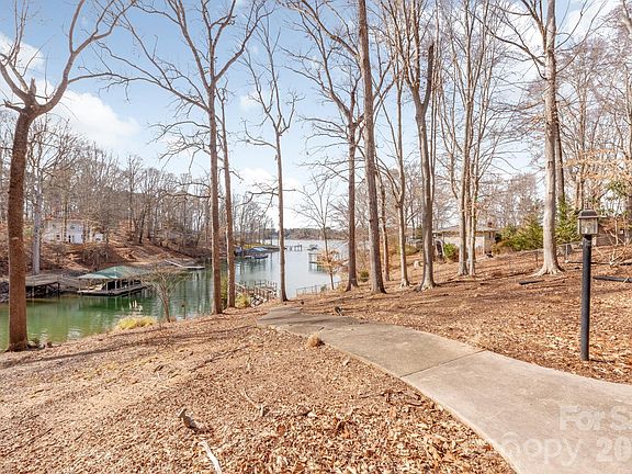 5th image of 151 Bridlewood Dr