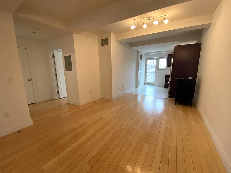 302 2nd St #5G — Photo 3