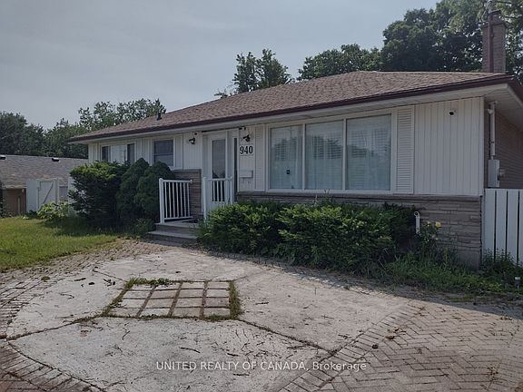 3rd image of 940 Oxford St W