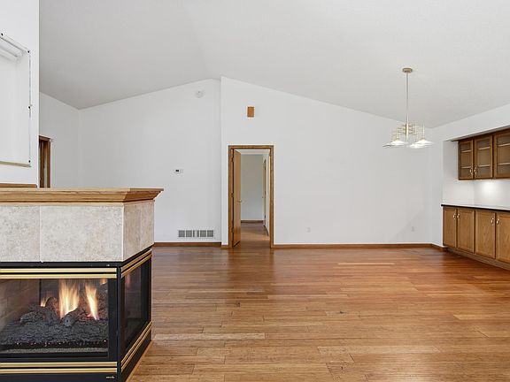 5th image of 704 Spruce Dr