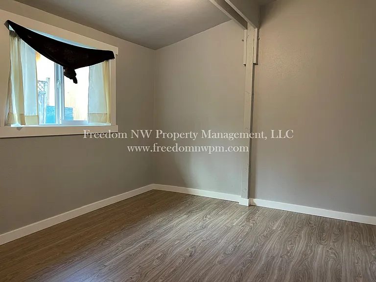 515 Phoenix St NE — Photo 10