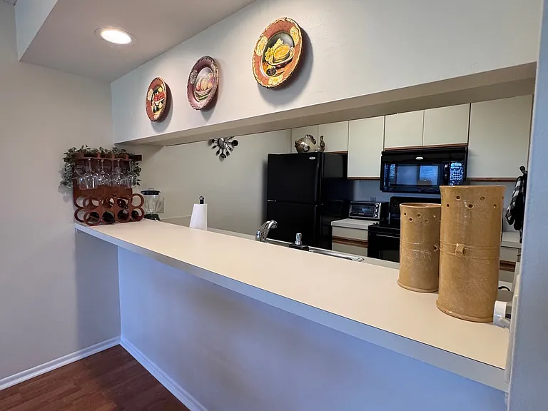 Lovely Kitchen w/ breakfast bar!