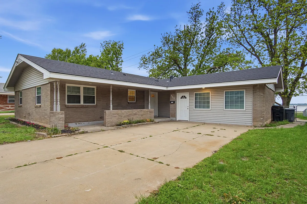 Building Photo - 3717 N Eagle Ln