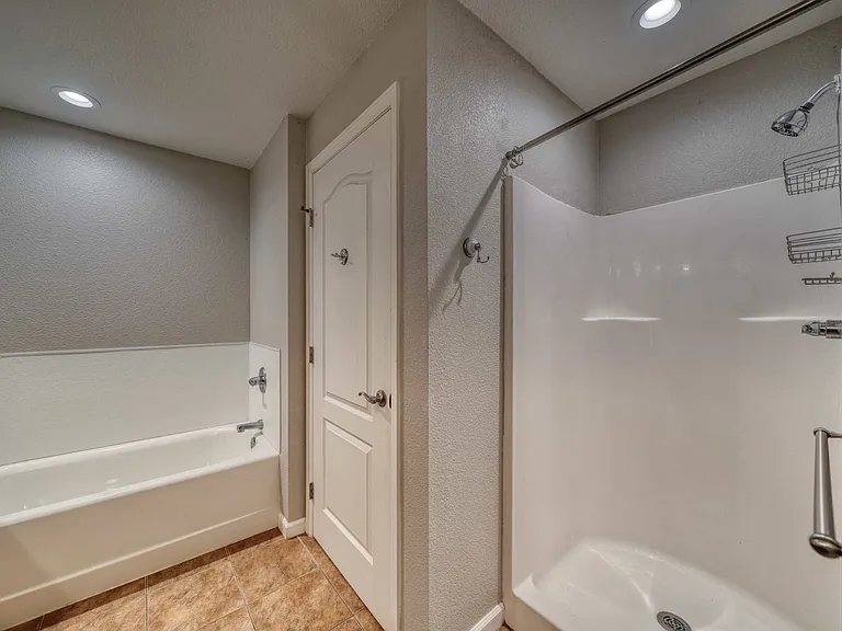 105 M And M Ln #2B — Photo 24