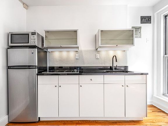 2nd image of 325 W 45th St APT 803