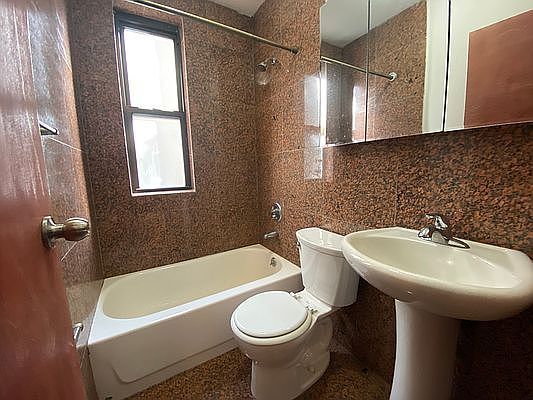 5th image of 208 E 82nd St APT 25