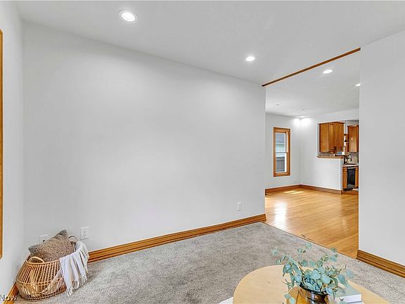5th image of 131 N Vine St