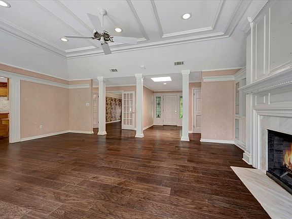 4th image of 302 Crown Colony Dr