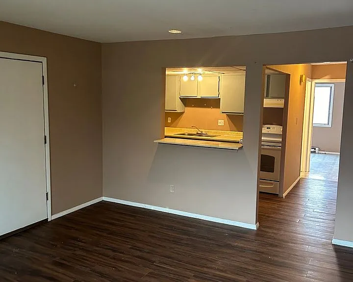 547 Ashland Ave — Photo 2