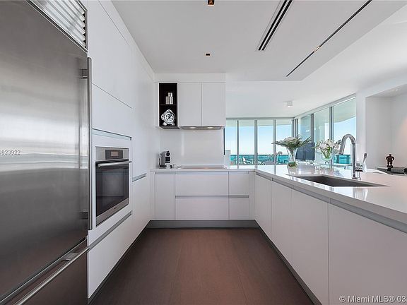 3rd image of 900 Biscayne Blvd APT 4701