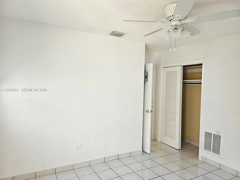 709 NE 4th Ct #6 — Photo 24