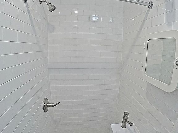 4th image of 40-24 Aske St #2F