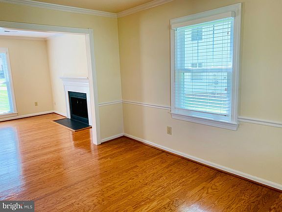 4th image of 847 Colvin Ct