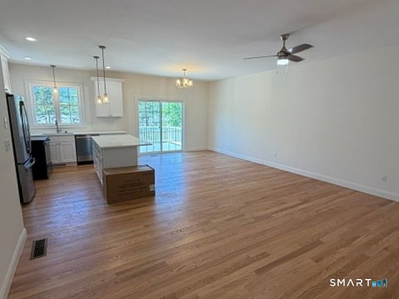 3rd image of 90 Apple Gate #190