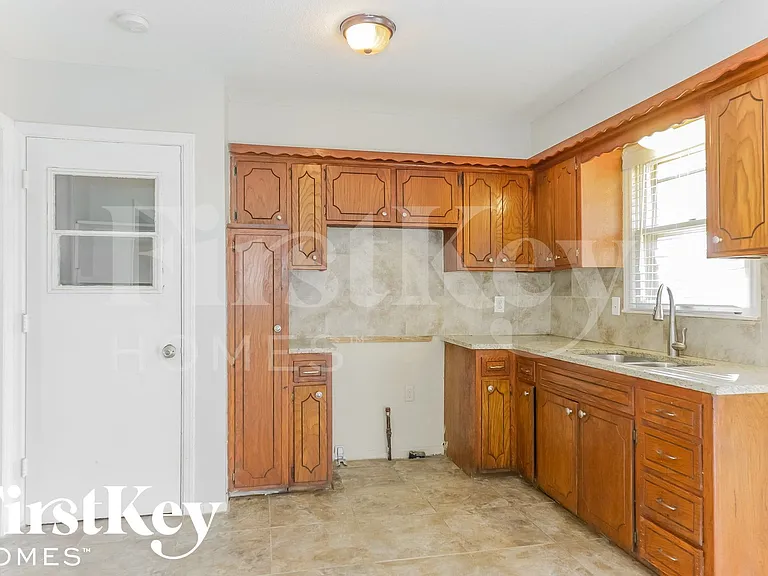 8913 E 90th Ter — Photo 5