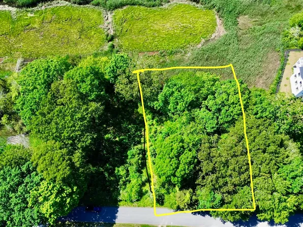 9 Caulkins Road, Old Lyme, CT 06371
