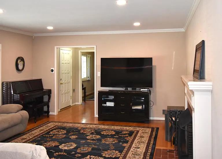 841 W Roses Rd — Photo 5