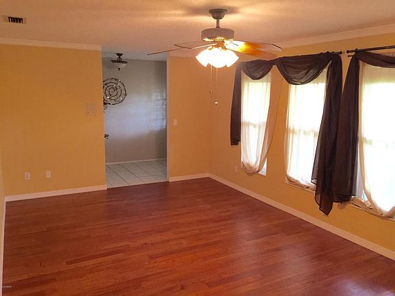 3rd image of 807 Mockingbird Dr