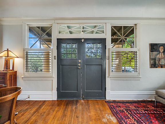 5th image of 827 W Mistletoe Ave