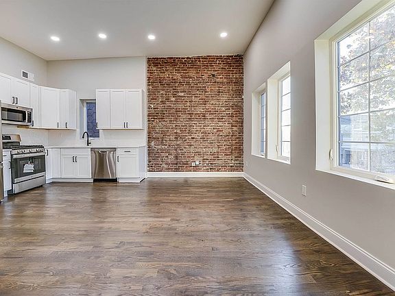 5th image of 172 Mallory Ave