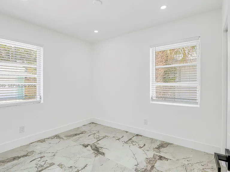809 SW 17th St — Photo 13