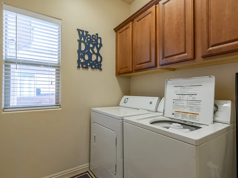 381 N Windsor Dr — Photo 11
