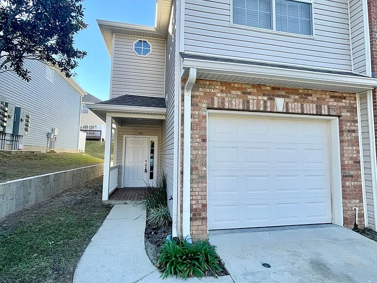 1320 Hendrix Rd — Photo 2