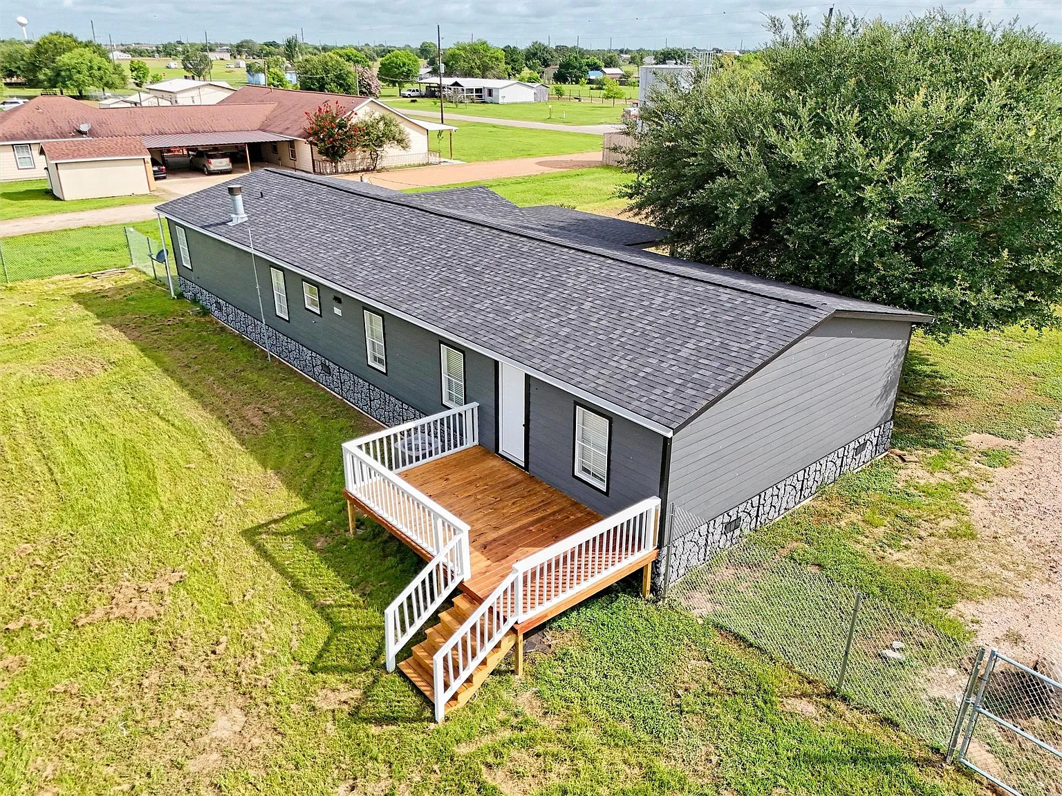 4 bed, 3.0 bath, 1976 sqft, $2,650 — Photo 4