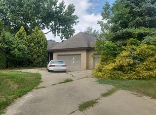 2081 Dell Rose Dr, Bloomfield Hills, MI 48302