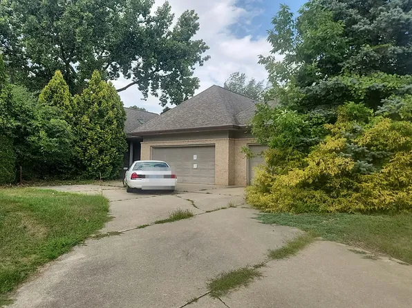 2081 Dell Rose Dr, Bloomfield Hills, MI 48302