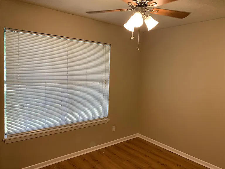208-210 Yale Ct — Photo 10
