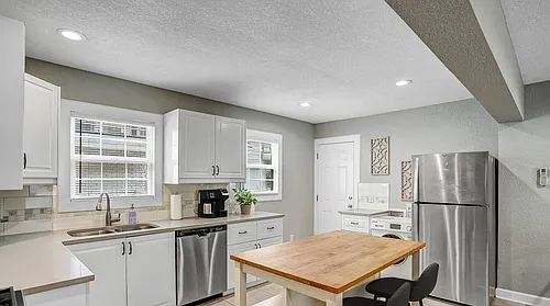 Charming 2-bedroom, 1-bathroom apartment! Photo 1