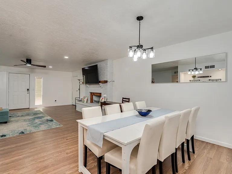 E Celeste Dr — Photo 7