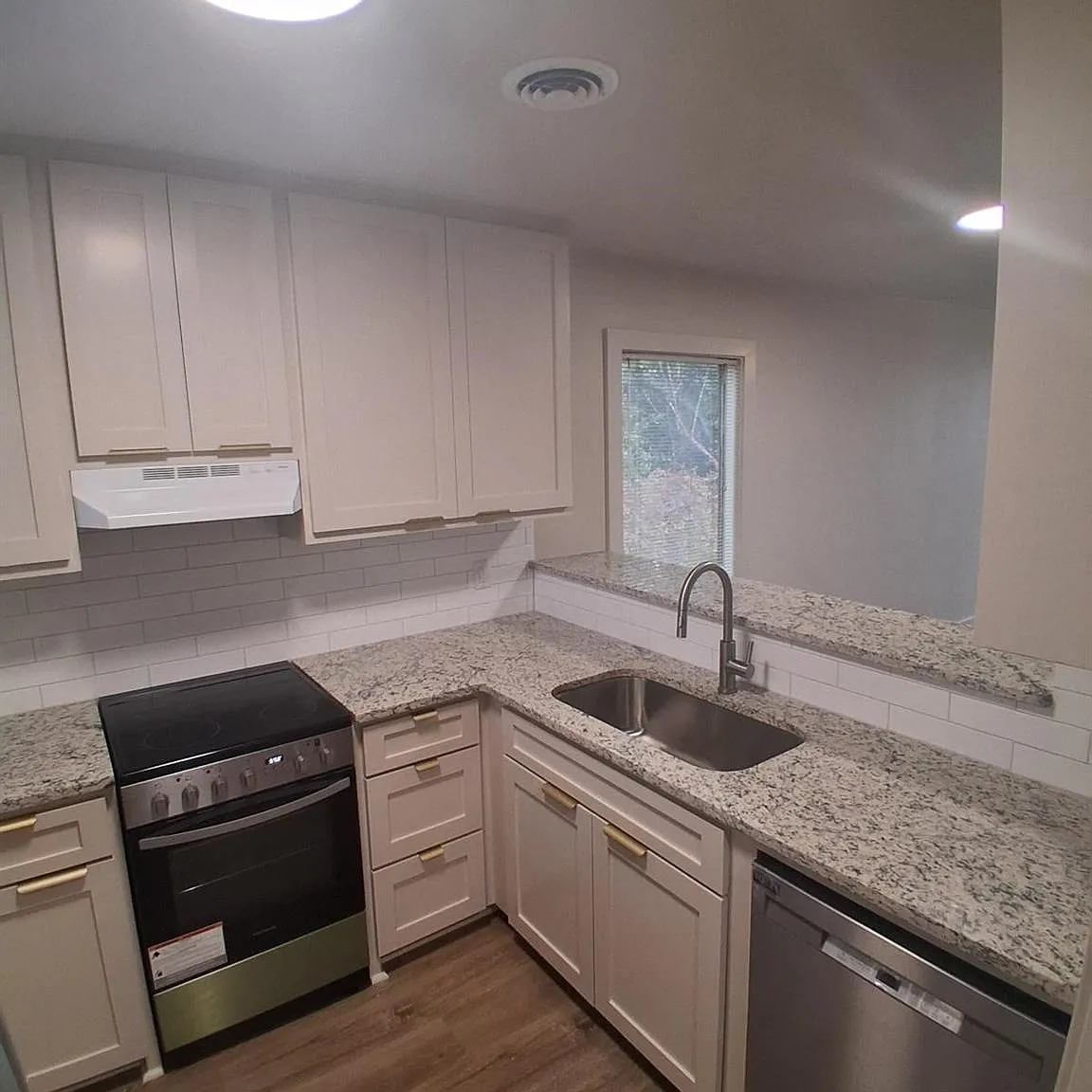 2 bed, 1.0 bath, 1100 sqft, $1,385 — Photo 1