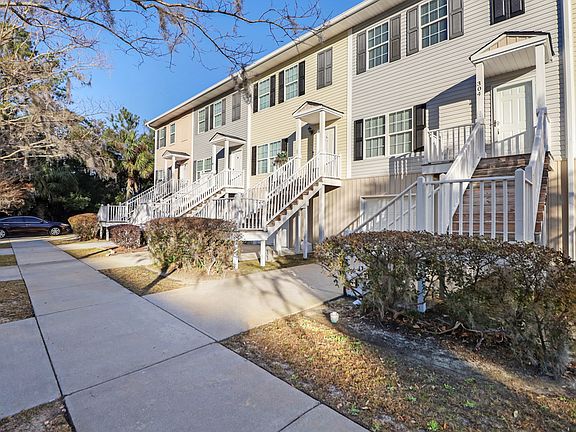 2nd image of 304 Laurel Oak Ln