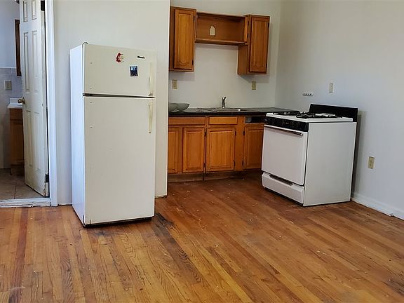 2nd image of 34 Vroom St APT 6
