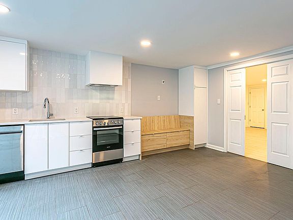 Kitchen including dish washer