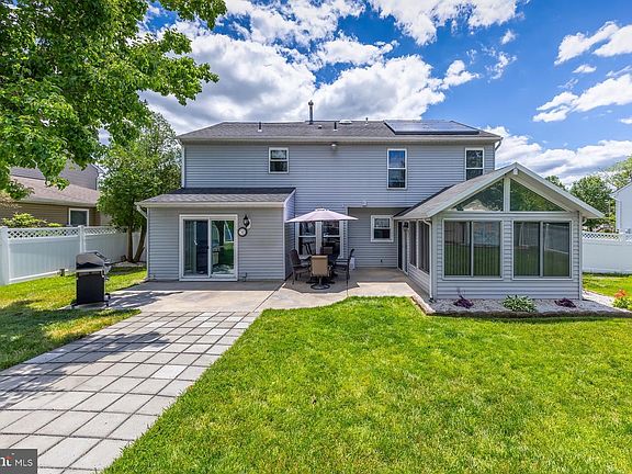 4th image of 24 Hollybush Dr
