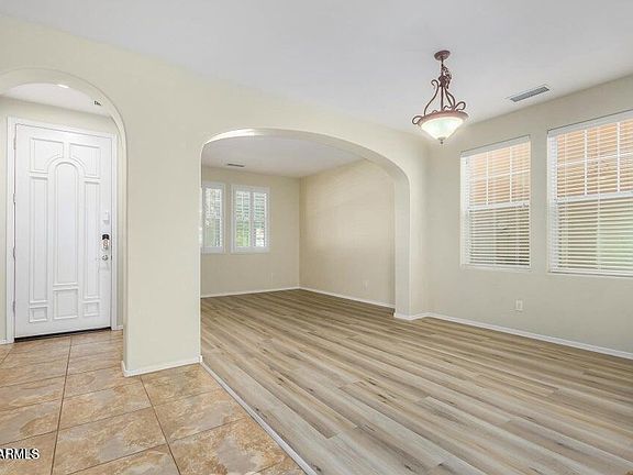 4th image of 1059 W CAROLINE Lane