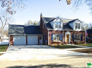 521 Larchwood Dr, Storm Lake, IA 50588