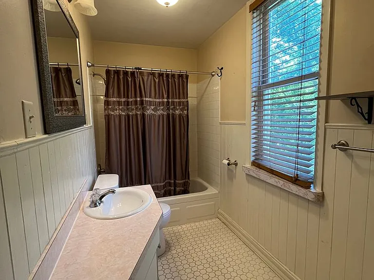 230 E 4th St #2 — Photo 8